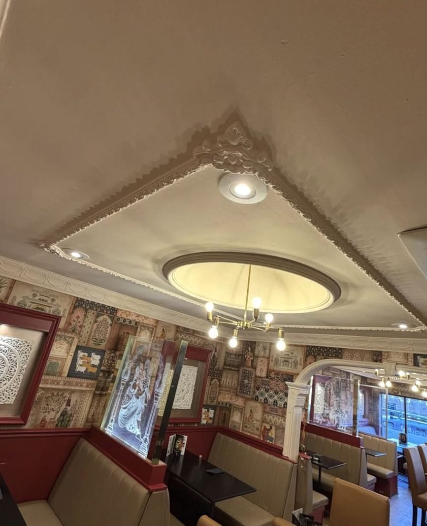 Restaurant ceiling with downlights and a pendant